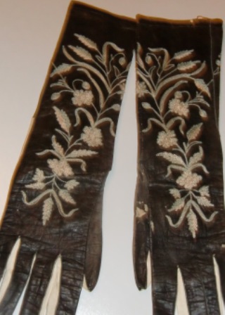 xxM333M Beautiful Art Nouveau embroidered leather gloves